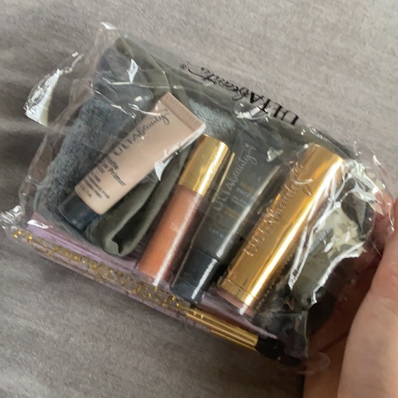 Ulta Beauty 10 Piece Gift Set - Picture 4 of 7